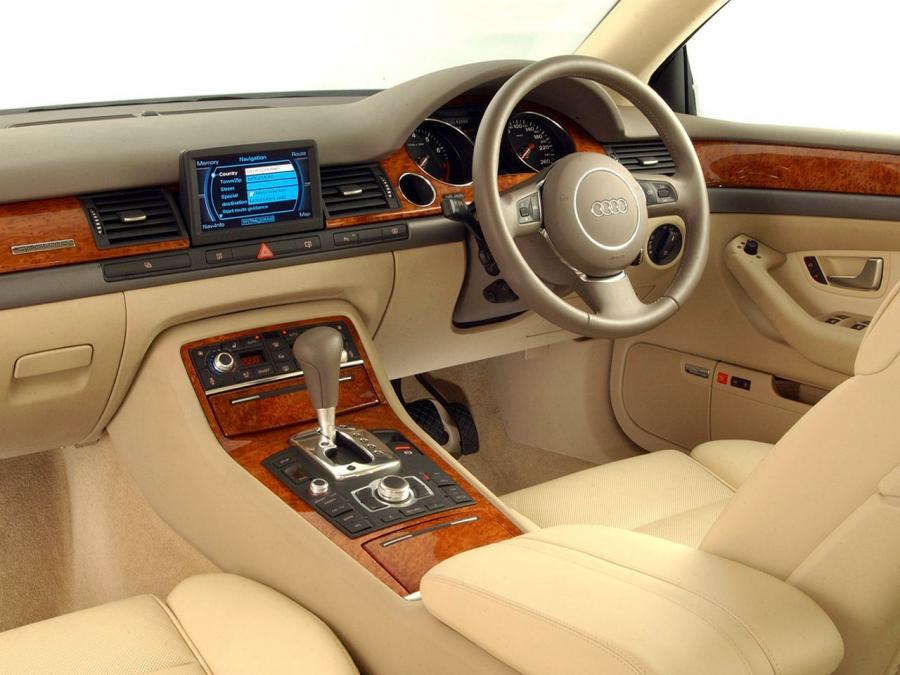 Торпедо Audi A8 4.2 Quattro (D3) 2003 года  (ZA) (фото 2 из 13)